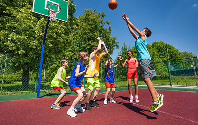 Lợi ích của việc tham gia hoạt động thể thao cho trẻ trong mùa hè