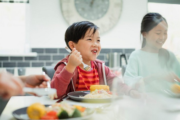 Tạo môi trường ăn uống lành mạnh cho trẻ bằng cách nào?