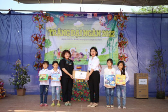 Đinh Tị Books trao tặng Tủ sách thiếu nhi và học bổng đến trẻ em vùng cao Sơn La