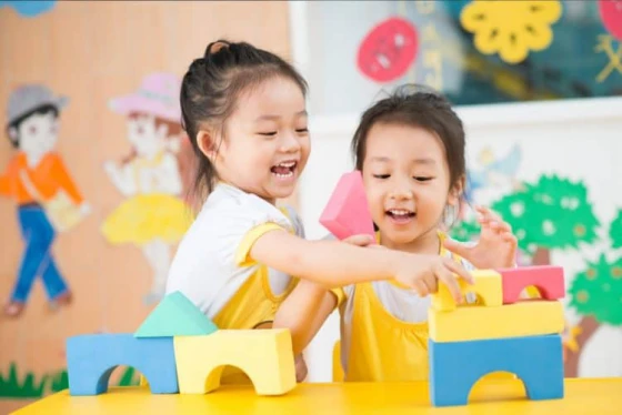<br />
<b>Notice</b>:  Undefined property: stdClass::$name in <b>/home/dinhti/domains/dinhtibooks.com.vn/public_html/modules/news/views/home/carousel_all.php</b> on line <b>10</b><br />
