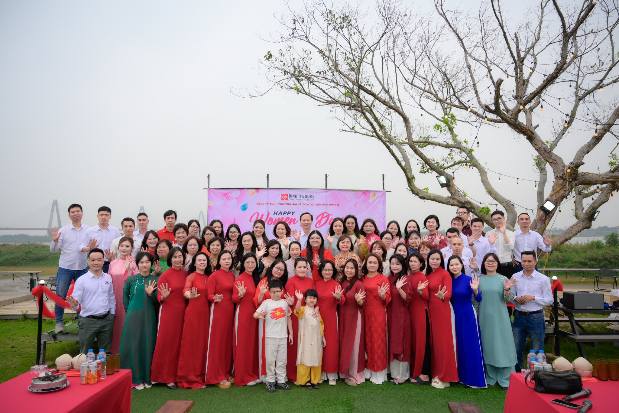 HAPPY WOMEN’S DAY 08.03 – MỘT NGÀY 8/3 ĐẦY TIẾNG CƯỜI TẠI ĐINH TỊ BOOKS