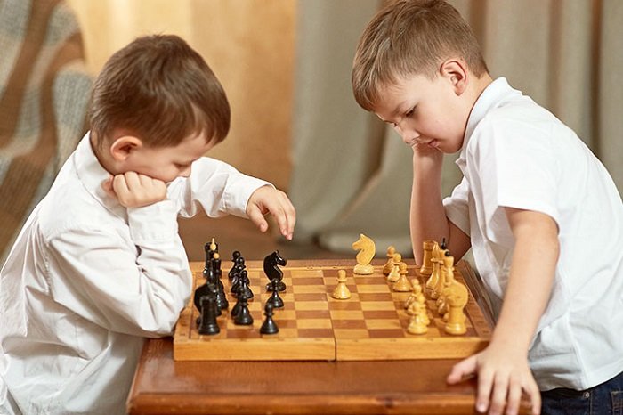 Ngắm khối tượng đài với quen thuộc Cờ Vua: Hướng dẫn cha mẹ dạy con cờ vua trở thành một thách thức thú vị!