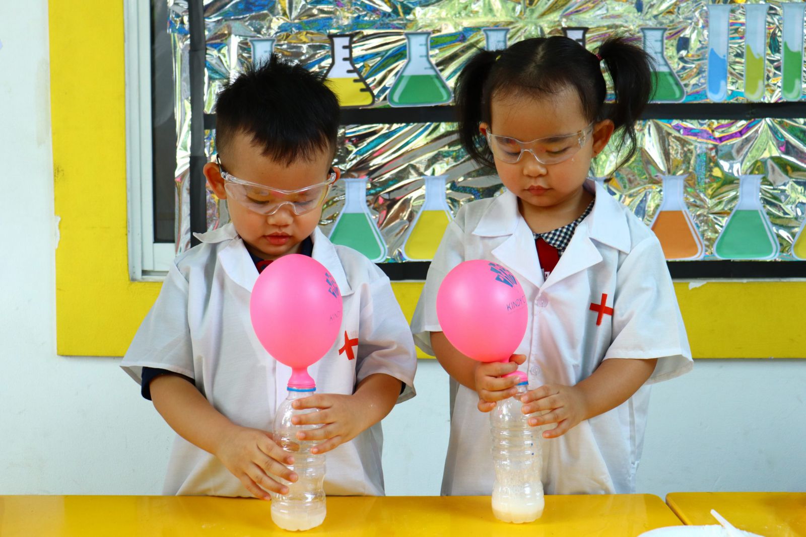 Những thử nghiệm khoa học đơn giản cho trẻ mà cha mẹ có thể làm cùng trong mùa hè