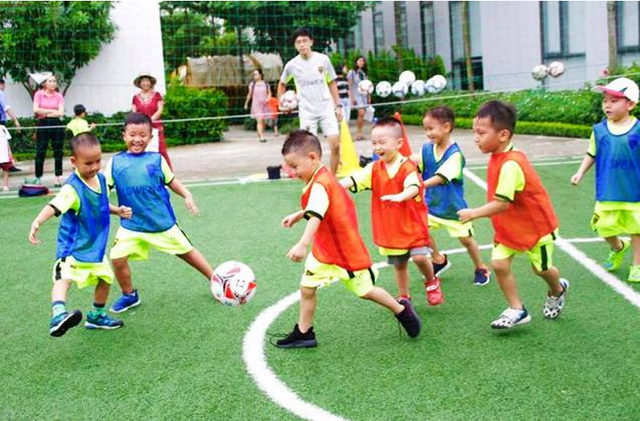 Lợi ích của việc tham gia hoạt động thể thao cho trẻ trong mùa hè