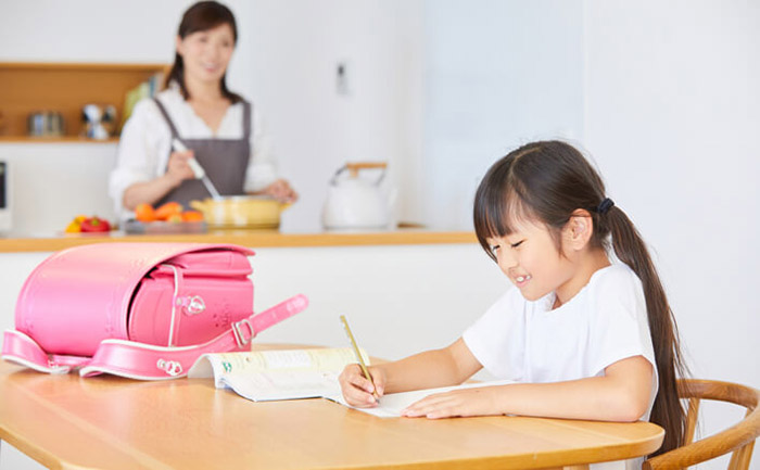 Tạo môi trường học tập thích hợp tại nhà - Cách giúp trẻ hòa nhập vào học tập ở lớp 1